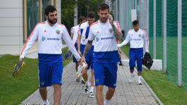 2 мая. Новогорск. Георгий Джикия и Федор Смолов перед началом тренировки.