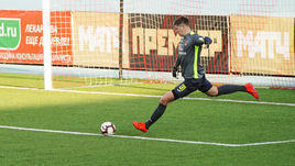 30 мая. Уфа. "Уфа" - "Томь" - 2:0. Вратарь "Уфы" Александр Беленов выносит мяч от ворот.