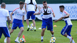 2 июня. Новогорск. Николай Комличенко (в центре) на тренировке сборной России.