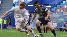 2 июня. Самара. "Крылья Советов" - "Нижний Новгород" - 0:1. Рамиль Шейдаев (справа) атакует ворота соперника.