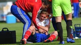 3 июня. Новогорск. Сборная России - Чертаново - 6:0. Юрию Газинскому оказывают помощь после единоборства, в котором он получил травму плеча.