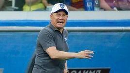 30 мая. Нижний Новгород. "Нижний Новгород" - "Крылья Советов" - 1:3. Дмитрий Черышев во время матча дает указания игрокам.