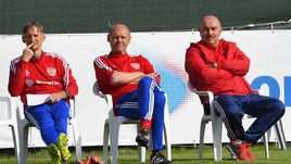 3 июня. Новогорск. Сборная России - Чертаново - 6:0. Гинтарас Стауче, Мирослав Ромащенко и Станислав Черчесов наблюдают за контрольным матчем.