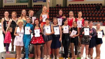 Участники соревнований по фигурном катанию среди любителей.