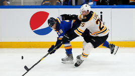 3 июня. Сент-Луис. "Сент-Луис" – "Бостон" – 4:2. Иван Барбашев в единоборстве с Брэндоном Карло.