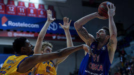 14 января. Москва. ЦСКА - "Химки" - 75:65. Баскетболисты сражаются за мяч.