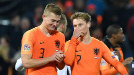 Игроки сборной Голландии Маттейс де Лигт (слева) и Френки де Йонг (справа).
