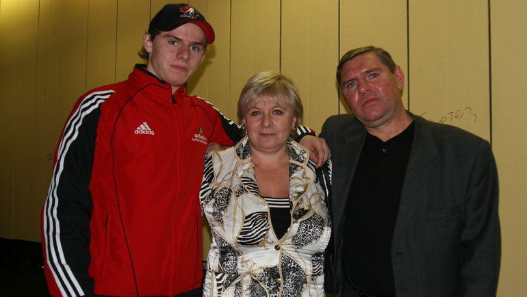 2005 год. Владимир Крутов с супругой Ниной и сыном Алексеем. Фото Динара Кафискина 2005 год. Владимир Крутов с супругой Ниной и сыном Алексеем. Фото Динара Кафискина