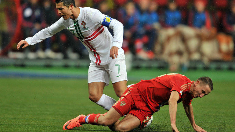 12 октября 2012 года. Москва. Лужники. Россия - Португалия - 1:0. Владимир Быстров против Криштиану Роналду. Фото Алексей Иванов 12 октября 2012 года. Москва. Лужники. Россия - Португалия - 1:0. Владимир Быстров против Криштиану Роналду. Фото Алексей Иванов