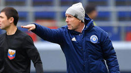 13 апреля. Москва. ЦСКА - "Оренбург" - 2:3. Владимир Федотов дает указания игрокам.