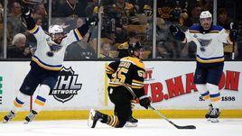 7 июня. Бостон. "Бостон" – "Сент-Луис" – 1:2. Игроки "Блюз" празднуют заброшенную шайбу.