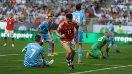 Александр Головин празднует гол.