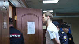 8 мая. Пресненский районный суд. Александр Кокорин перед очередным заседанием.