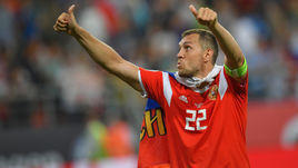 8 июня. Саранск. Россия - Сан-Марино - 9:0. Артем Дзюба благодарит болельщиков после игры.