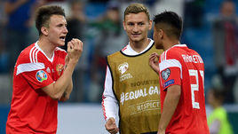 11 июня. Нижний Новгород. Россия - Кипр - 1:0. Федор Чалов (в центре).