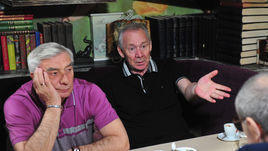 13 июня. Москва. Георгий Ярцев и Олег Романцев во время записи программы "Начистоту".