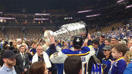 Тарасенко и Барбашев празднуют победу в Кубке Стэнли.