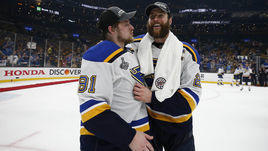 12 июня. Бостон. "Бостон" - "Сент-Луис" - 1:4. Владимир Тарасенко (слева) и Алекс Пьетранжело после победы в Кубке Стэнли.