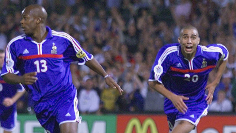 2 июля 2000 года. Роттердам. Франция - Италия - 2:1. Давид Трезеге празднует гол, ставший победным в финале турнира. Фото AFP 2 июля 2000 года. Роттердам. Франция - Италия - 2:1. Давид Трезеге празднует гол, ставший победным в финале турнира. Фото AFP