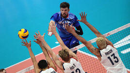 Доигровщик сборной России Егор Клюка в атаке.