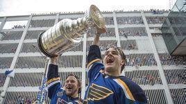 15 июня. Сент-Луис. Россиянин Владимир Тарасенко и канадец Самуэль Блейс с Кубком Стэнли.