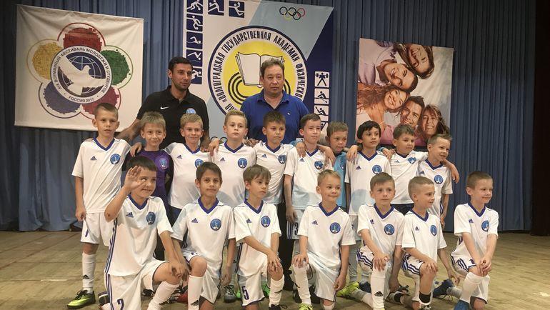 Леонид Слуцкий с воспитанниками школы в Волгограде. Леонид Слуцкий с воспитанниками школы в Волгограде.