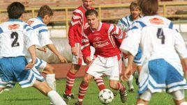 Полузащитник "Спартака" Дмитрий Аленичев (с мячом) в матче чемпионата России-1997.