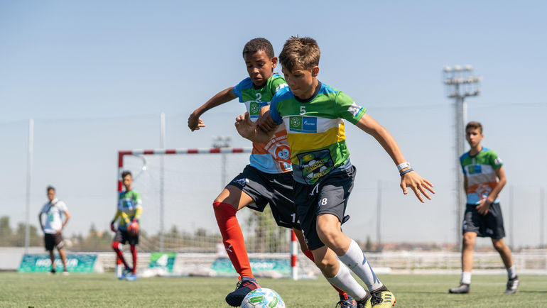 С мячом 12-летний Максим Майоров. Фото media.footballforfriendship.com С мячом 12-летний Максим Майоров. Фото media.footballforfriendship.com