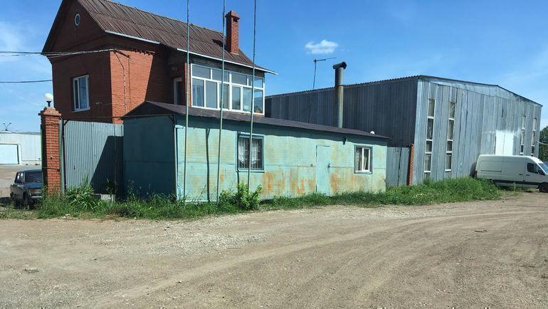 Будка, в которой сейчас переодеваются спортсмены. Раньше они это делали на улице. Будка, в которой сейчас переодеваются спортсмены. Раньше они это делали на улице.