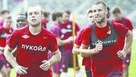 Денис Глушаков (слева) и Дмитрий Комбаров.