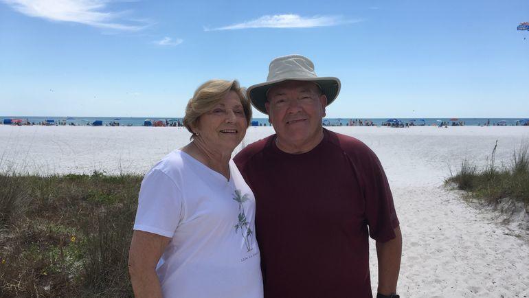 Боумэн с женой Суэллой около своего кондоминимума у пляжа Сиеста Ки в Сарасоте. Боумэн с женой Суэллой около своего кондоминимума у пляжа Сиеста Ки в Сарасоте.