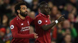 26 апреля. Ливерпуль. "Ливерпуль" - "Хаддерсфилд Таун" - 5:0. Мохамед Салах и Садьо Мане празднуют забитый мяч.