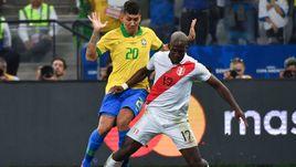 22 июня. Сан-Паулу. Перу - Бразилия - 0:5. Роберту Фирмину в борьбе с Луисом Алдвинкулой.