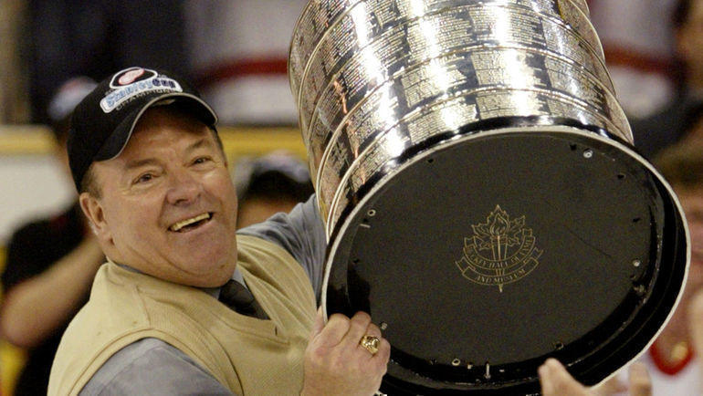2002 год. Скотти Боумэн со своим рекордным девятым Кубком Стэнли в качестве тренера. Фото REUTERS 2002 год. Скотти Боумэн со своим рекордным девятым Кубком Стэнли в качестве тренера. Фото REUTERS
