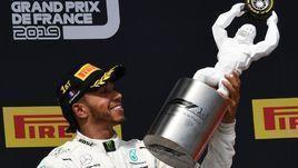 23 июня. Ле-Кастелле. Льюис Хэмилтон с кубком за победу на "Гран-при Франции".