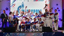 22 июня. Минск. Президент ОКР Станислав Поздняков (в центре) с российскими призерами первого дня Игр.