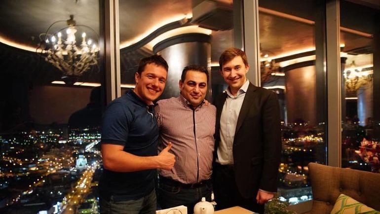 Альберт Степанян между двумя Сергеями Карякиными - гонщиком и шахматистом. Альберт Степанян между двумя Сергеями Карякиными - гонщиком и шахматистом.