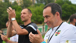 22 июня. Москва. "Торпедо" - "Шеффилд" - 5:0. Владелец черно-белых Роман Авдеев и главный тренер команды Сергей Игнашевич (слева).