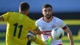 26 июня. Пеллау. "Ростов" - "Спартак" - 2:0. На перехвате - Георгий Джикия.