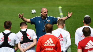 Усилит ли новый лимит сборную России? На фото - главный тренер национальной команды Станислав Черчесов.