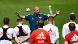 Усилит ли новый лимит сборную России? На фото - главный тренер национальной команды Станислав Черчесов.