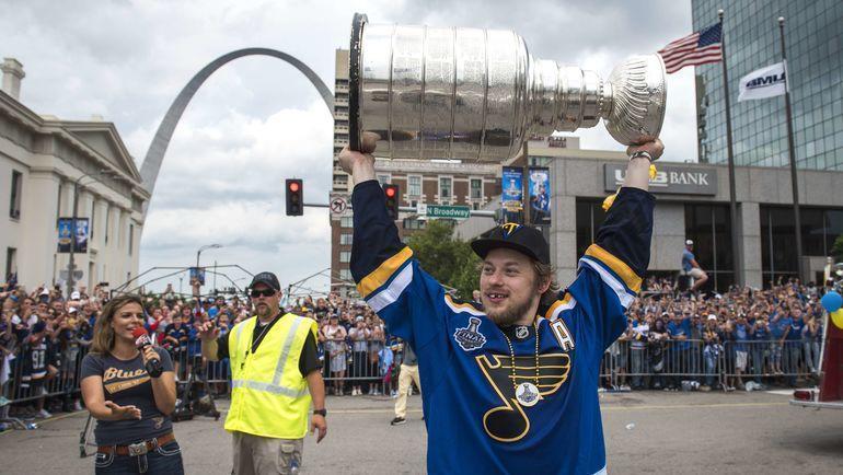 Владимир Тарасенко с кубком Стэнли. Фото AFP Владимир Тарасенко с кубком Стэнли. Фото AFP