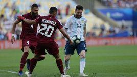 28 июня. Рио-де-Жанейро. Венесуэла - Аргентина - 0:2. Месси с мячом.