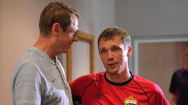 Главные тренеры "Спартака" и ЦСКА Олег Кононов (слева) и Виктор Гончаренко.