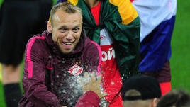 17 мая 2017 года. Москва. "Спартак" - "Терек" - 3:0. Капитан красно-белых Денис Глушаков отмечает долгожданное чемпионство: после игры с командой из Грозного его клубу был вручен кубок.