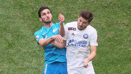 Алексей Сутормин (справа) против Магомеда Оздоева: в новом сезоне экс-игрок "Оренбурга" будет противостоять питерцам в составе "Рубина".