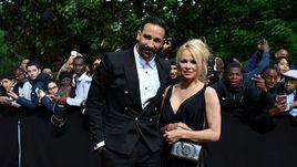 Адиль Рами и Памела Андерсон.