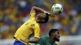 Бразильский защитник "Гамбурга" Дуглас Сантос (слева) переходит в "Зенит".