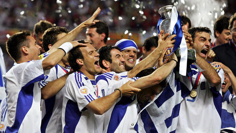 4 июля 2004 года. Лиссабон. Португалия - Греция - 0:1. Греки празднуют победу. Фото AFP 4 июля 2004 года. Лиссабон. Португалия - Греция - 0:1. Греки празднуют победу. Фото AFP