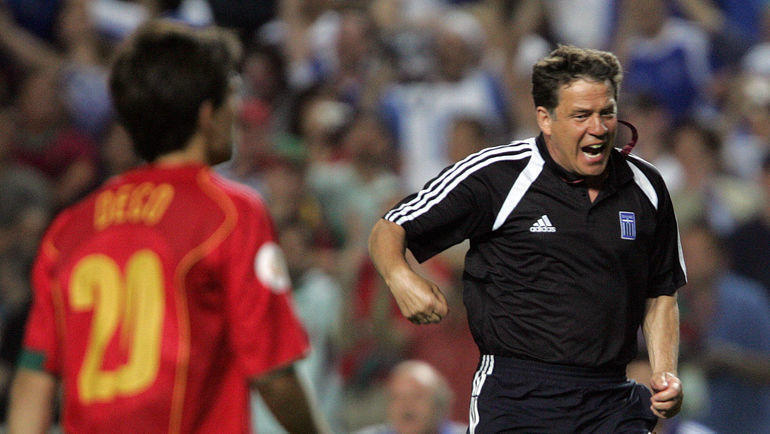 4 июля 2004 года. Лиссабон. Португалия - Греция - 0:1. Отто Рехагель. Фото AFP 4 июля 2004 года. Лиссабон. Португалия - Греция - 0:1. Отто Рехагель. Фото AFP